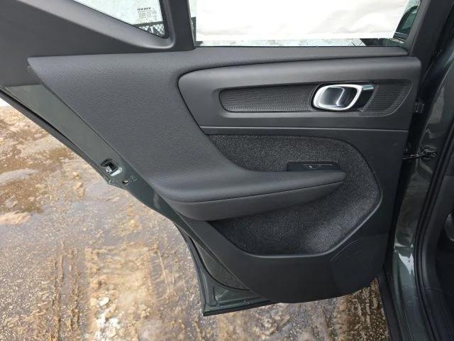 2026 Volvo XC40 Core, B5 AWD Gas (mild hybrid), Dark