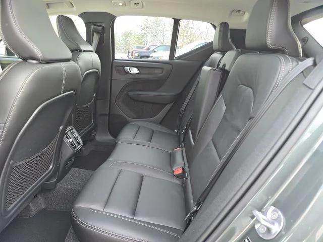 2026 Volvo XC40 Core, B5 AWD Gas (mild hybrid), Dark