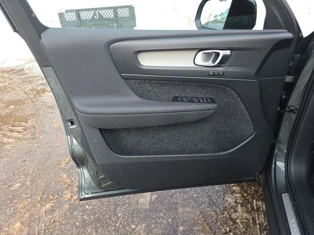 2026 Volvo XC40 Core, B5 AWD Gas (mild hybrid), Dark