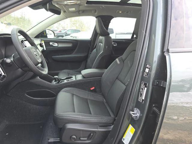 2026 Volvo XC40 Core, B5 AWD Gas (mild hybrid), Dark