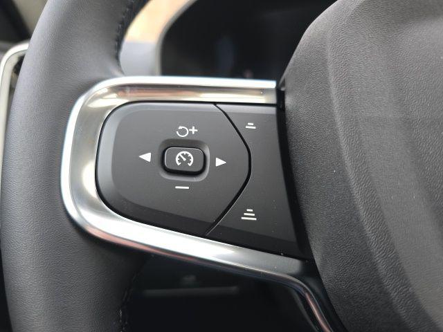 2026 Volvo XC40 Core, B5 AWD Gas (mild hybrid), Dark