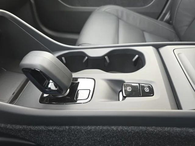 2026 Volvo XC40 Core, B5 AWD Gas (mild hybrid), Dark