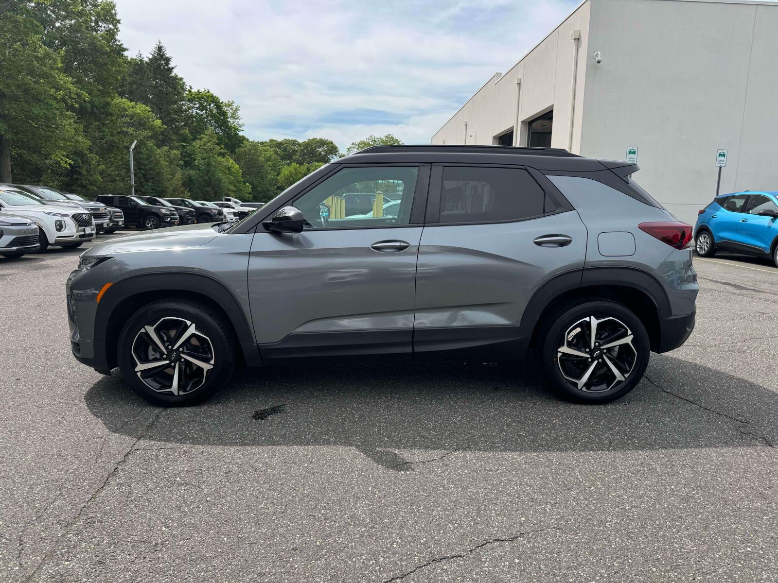 View vehicle photo 5