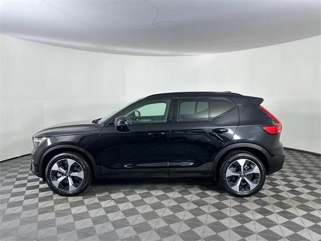 2025 Volvo XC40 B5 Plus Dark Theme 2025 Volvo XC40 B5 Plus Dark Theme