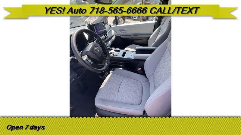 2025 Toyota Sienna LE