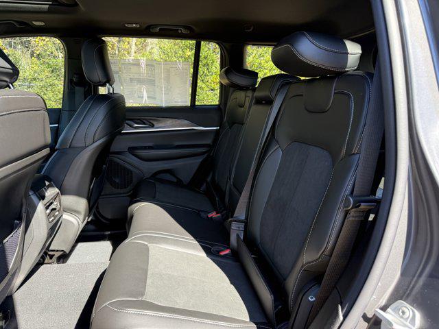 2026 Jeep Grand Cherokee Altitude 4x2