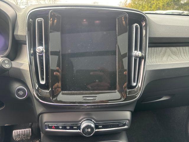 2025 Volvo XC40 B5 Plus Bright Theme