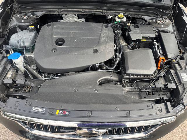 2025 Volvo XC40 B5 Plus Bright Theme