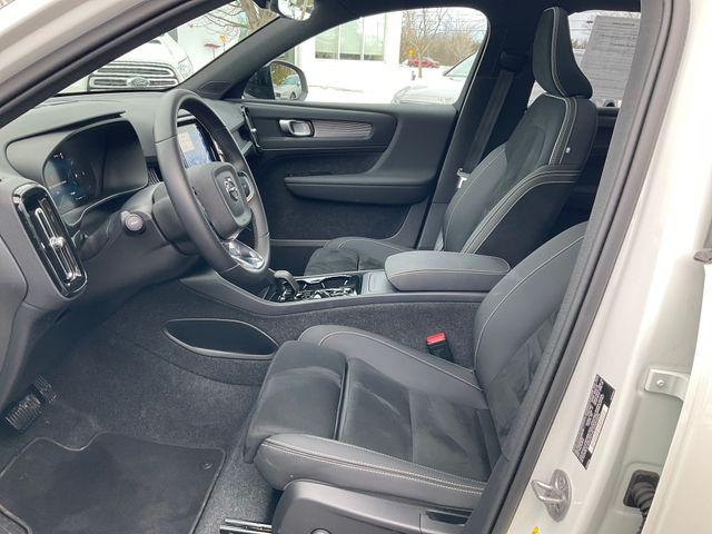 2025 Volvo XC40 B5 Plus Dark Theme