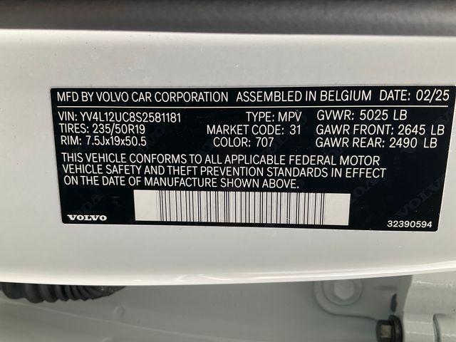 2025 Volvo XC40 B5 Plus Dark Theme