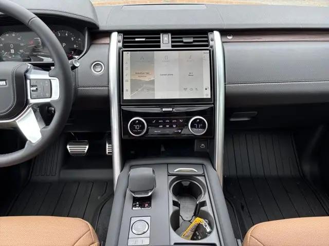 2025 Land Rover Discovery P300 Dynamic SE