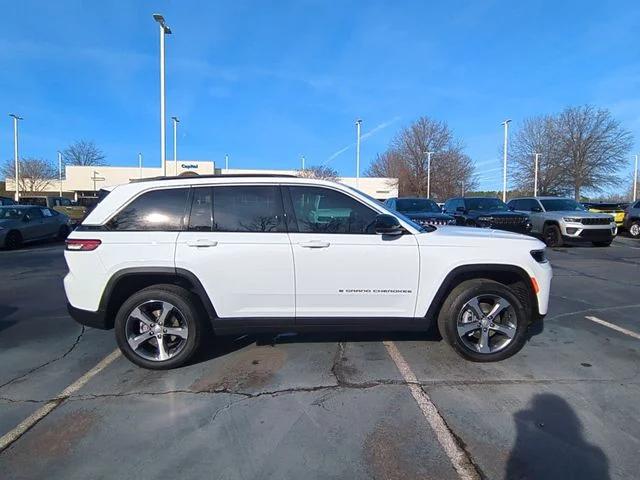 New 2026 Bright White Clear-Coat Exterior Paint Jeep Limited image 6