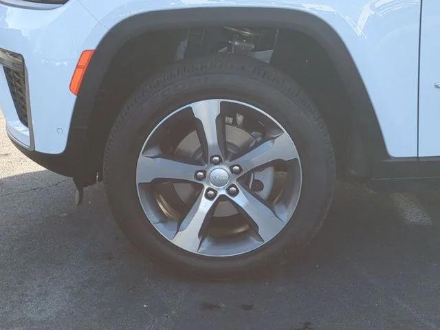 New 2026 Bright White Clear-Coat Exterior Paint Jeep Limited image 10