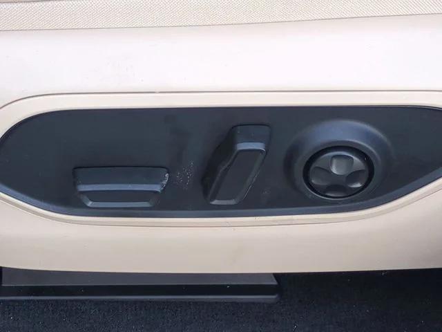 New 2026 Bright White Clear-Coat Exterior Paint Jeep Limited image 23