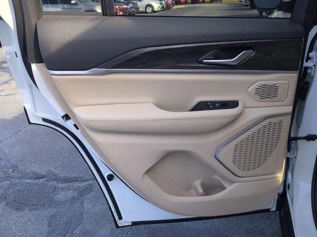New 2026 Bright White Clear-Coat Exterior Paint Jeep Limited image 31