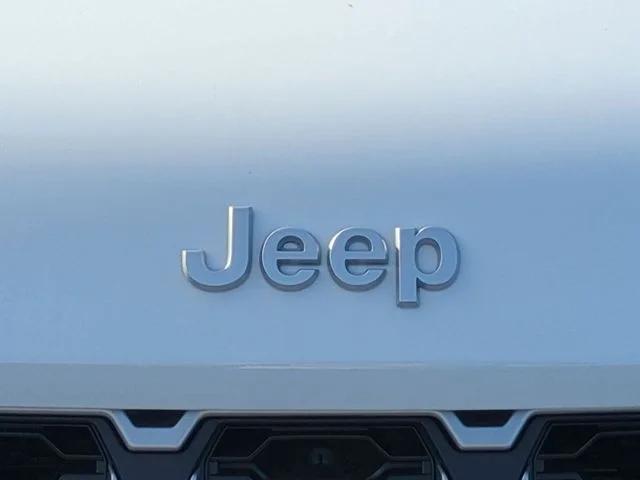 New 2026 Bright White Clear-Coat Exterior Paint Jeep Limited image 40
