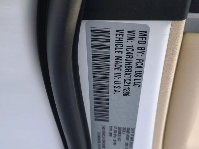 New 2026 Bright White Clear-Coat Exterior Paint Jeep Limited image 42