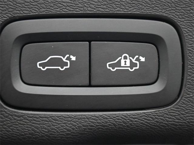 2023 Volvo XC60 B5 Ultimate Bright Theme