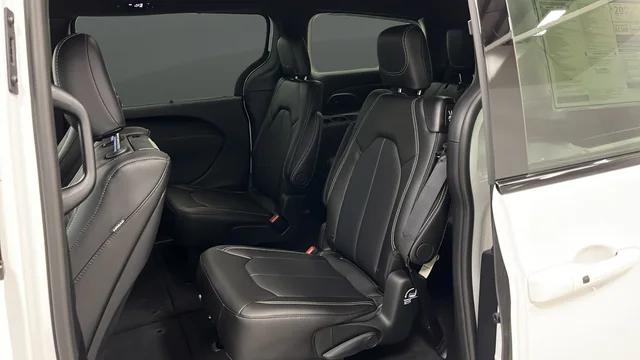 2026 Chrysler Pacifica Select AWD