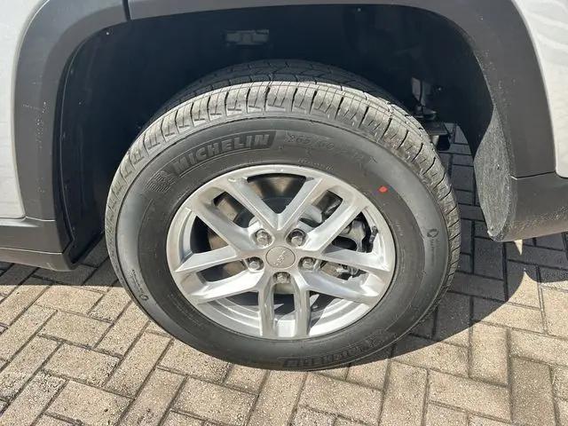 2026 Jeep Grand Cherokee L Laredo 4x2