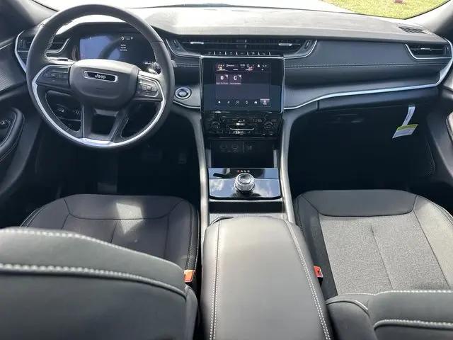 2026 Jeep Grand Cherokee Altitude 4x2