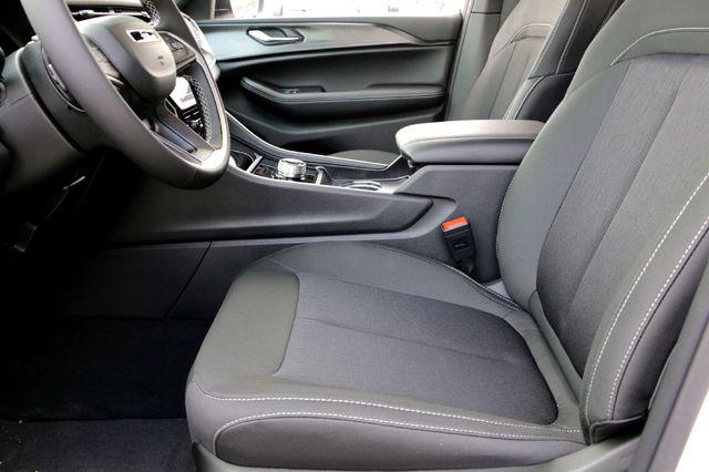2026 Jeep Grand Cherokee Laredo 4x2