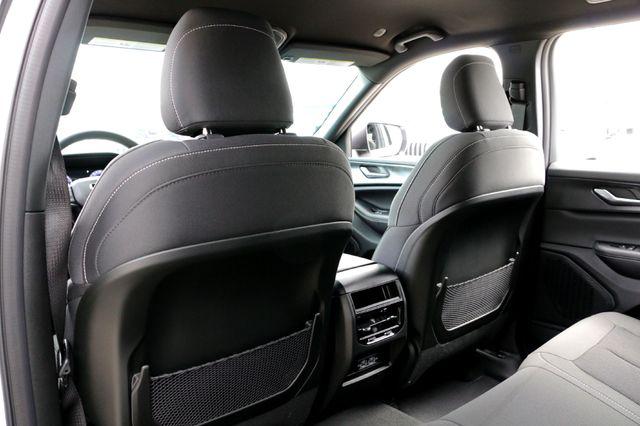 2026 Jeep Grand Cherokee Laredo 4x2