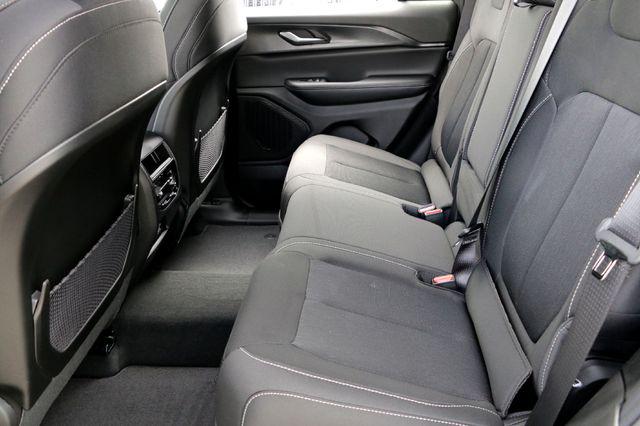 2026 Jeep Grand Cherokee Laredo 4x2
