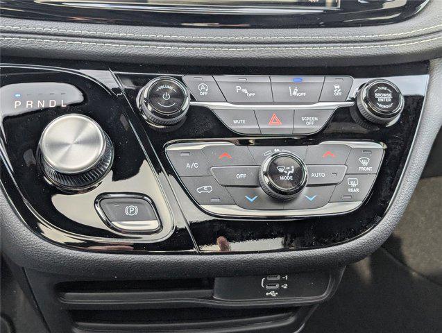 2026 Chrysler Pacifica Select AWD