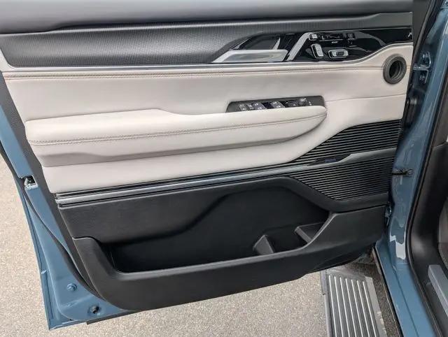 2026 Jeep Grand Wagoneer L Summit Obsidian 4x4