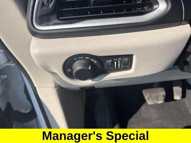 2023 Chrysler Voyager LX