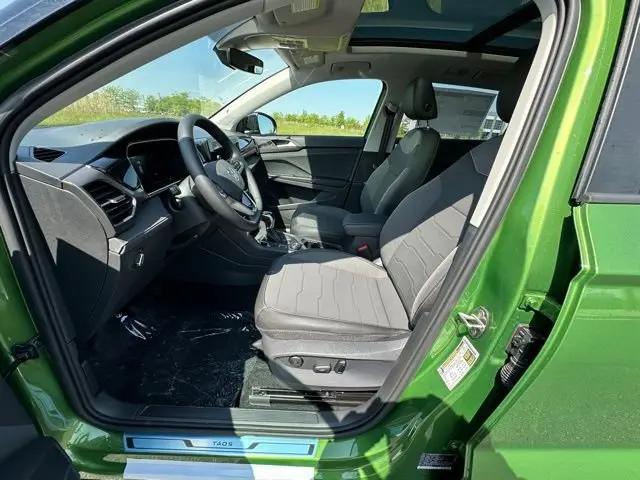 2026 Volkswagen Taos SE Black