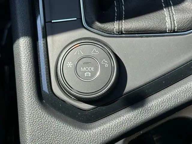 2026 Volkswagen Taos SE Black