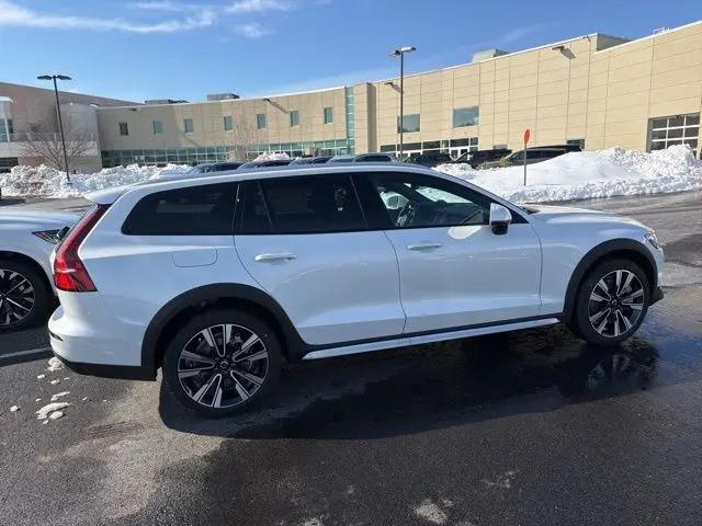 2026 Volvo V60 Cross Country Ultra, B5 AWD Gas (mild hybrid)