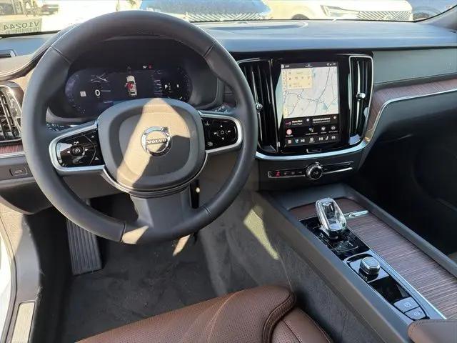 2026 Volvo V60 Cross Country Ultra, B5 AWD Gas (mild hybrid)