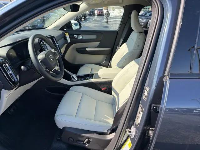 2026 Volvo XC40 Plus, B5 AWD Gas (mild hybrid), Dark