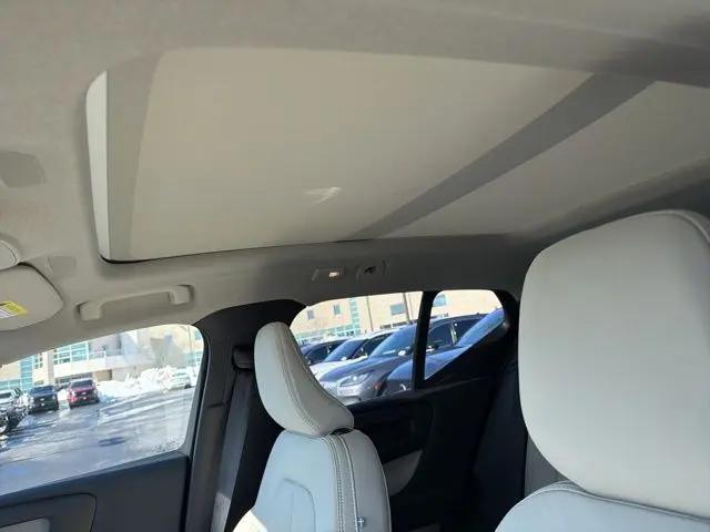 2026 Volvo XC40 Plus, B5 AWD Gas (mild hybrid), Dark