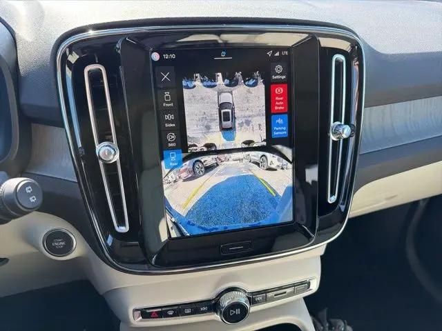 2026 Volvo XC40 Plus, B5 AWD Gas (mild hybrid), Dark