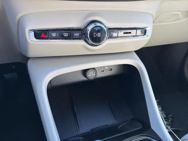 2026 Volvo XC40 Plus, B5 AWD Gas (mild hybrid), Dark