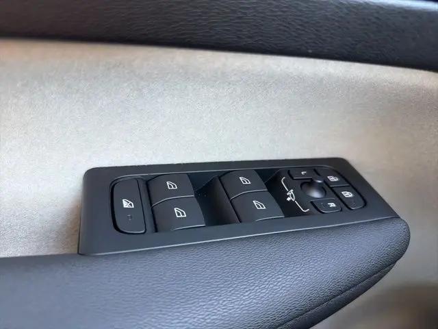 2026 Volvo XC40 Plus, B5 AWD Gas (mild hybrid), Dark