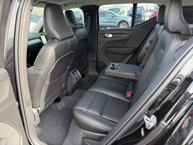 2026 Volvo XC40 Core, B5 AWD Gas (mild hybrid), Dark