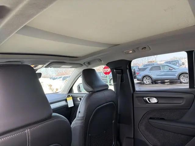 2026 Volvo XC40 Core, B5 AWD Gas (mild hybrid), Dark
