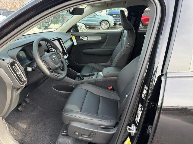 2026 Volvo XC40 Core, B5 AWD Gas (mild hybrid), Dark