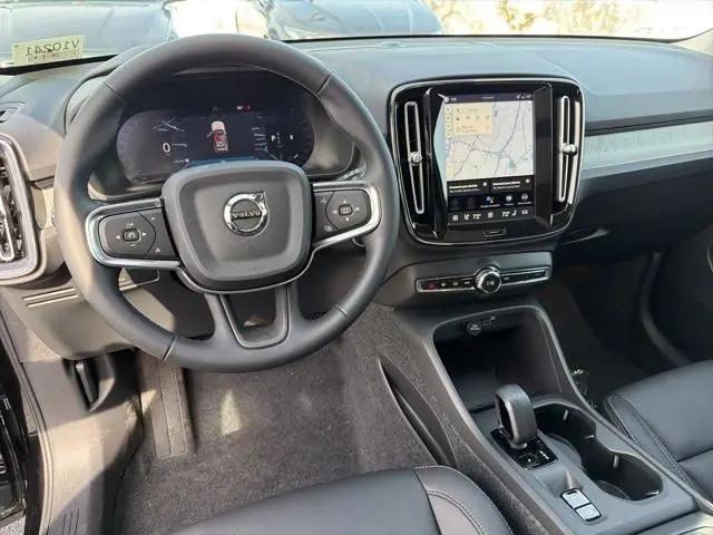 2026 Volvo XC40 Core, B5 AWD Gas (mild hybrid), Dark