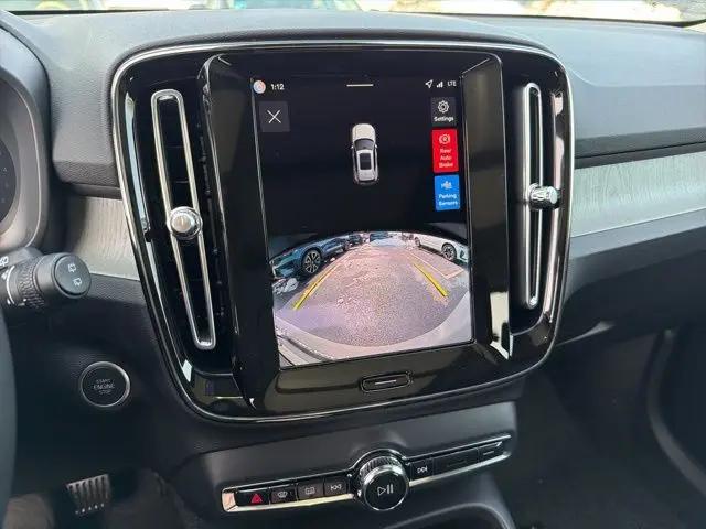 2026 Volvo XC40 Core, B5 AWD Gas (mild hybrid), Dark