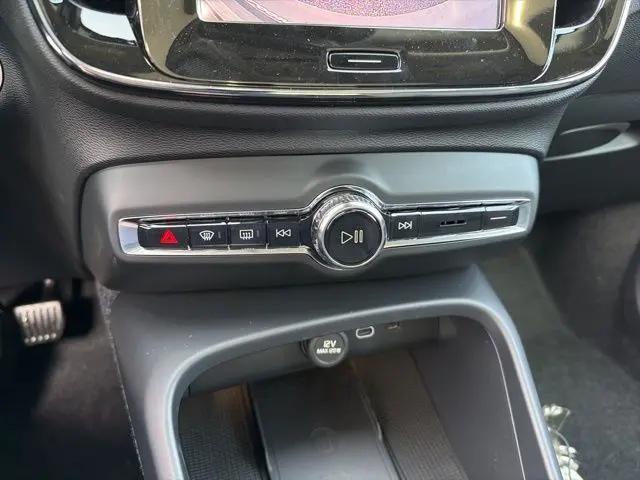 2026 Volvo XC40 Core, B5 AWD Gas (mild hybrid), Dark