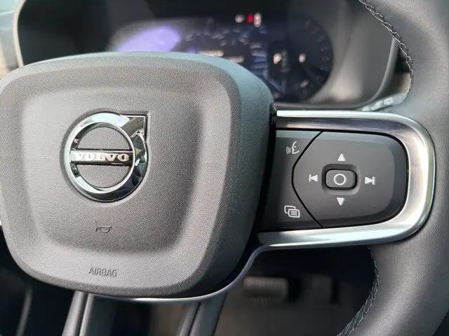 2026 Volvo XC40 Core, B5 AWD Gas (mild hybrid), Dark