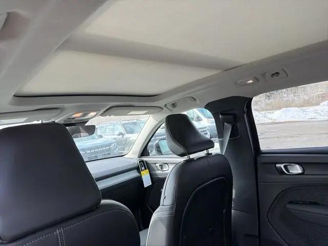 2026 Volvo XC40 Plus, B5 AWD Gas (mild hybrid), Dark