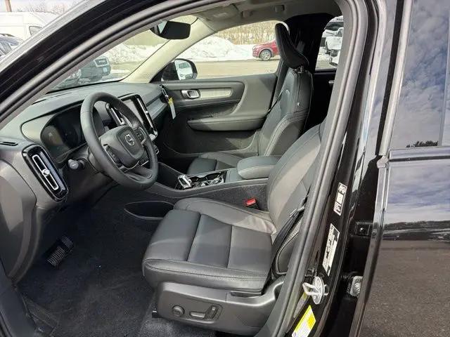 2026 Volvo XC40 Plus, B5 AWD Gas (mild hybrid), Dark