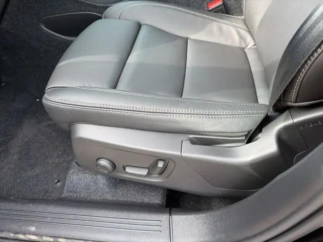 2026 Volvo XC40 Plus, B5 AWD Gas (mild hybrid), Dark